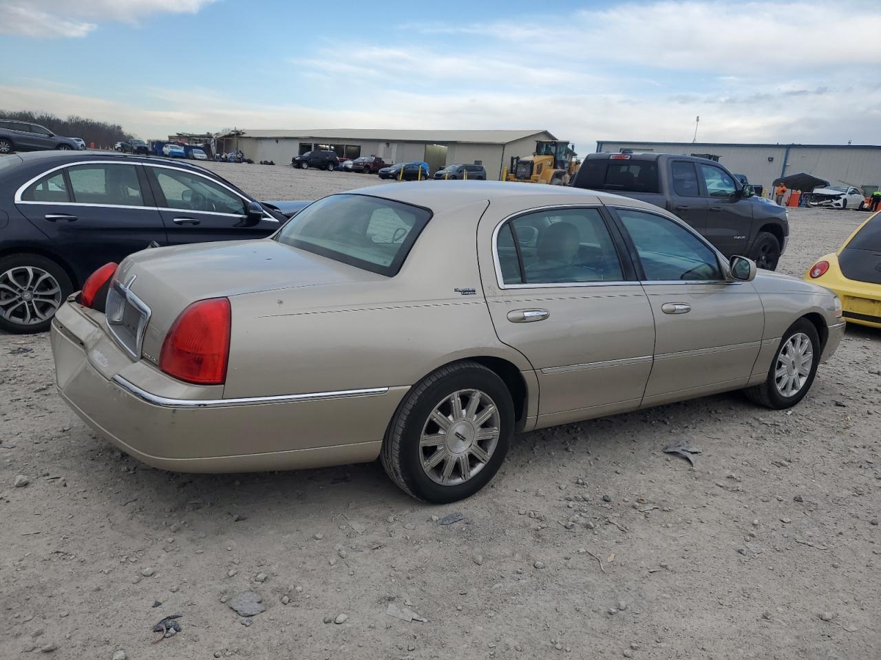 2010 Lincoln Town Car - Image 3