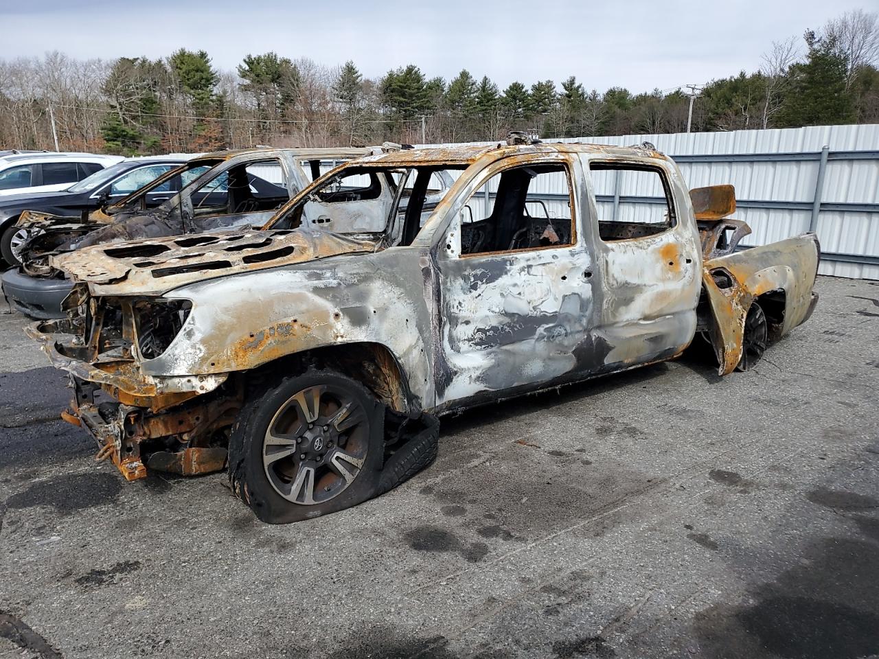 2015 Toyota Tacoma Double Cab للبيع في Exeter، RI - Burn
