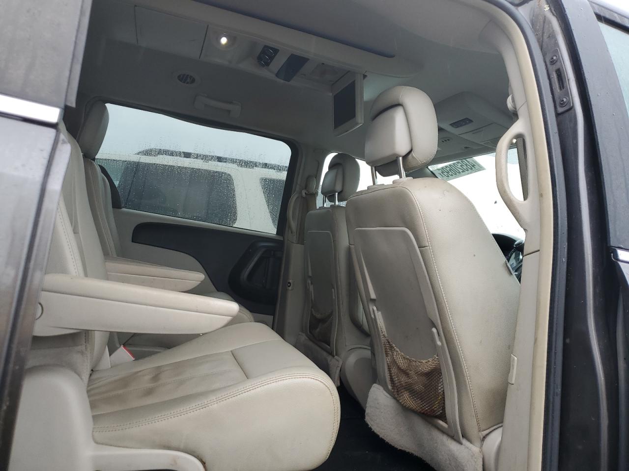 2016 Chrysler Town & Country - Image 11