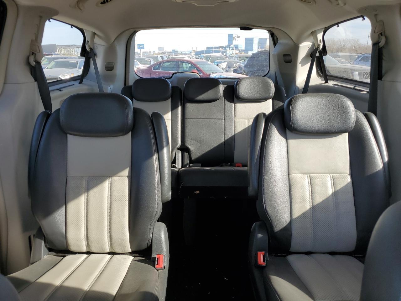 2010 Chrysler Town & Country - Image 10
