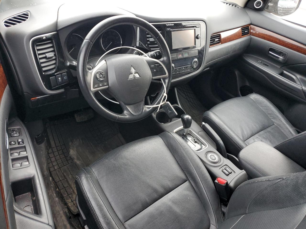 2014 Mitsubishi Outlander - Image 8