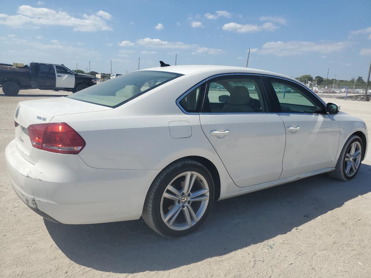 2015 Volkswagen Passat - Image 3