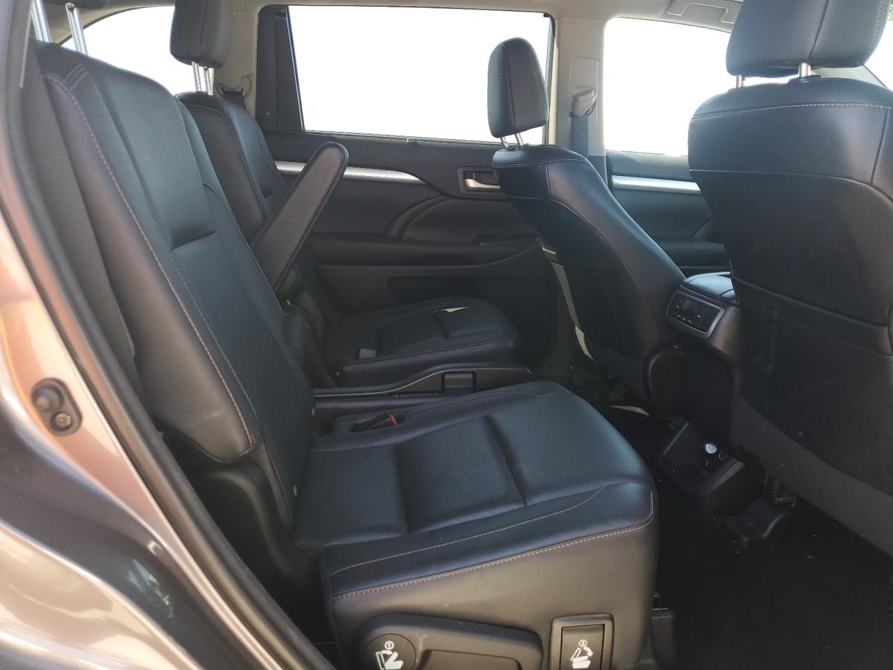 2014 Toyota Highlander - Image 11