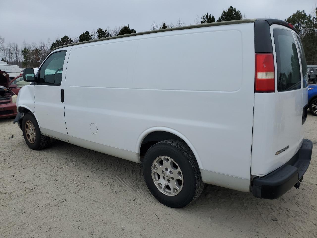 2007 Chevrolet Express - Image 2