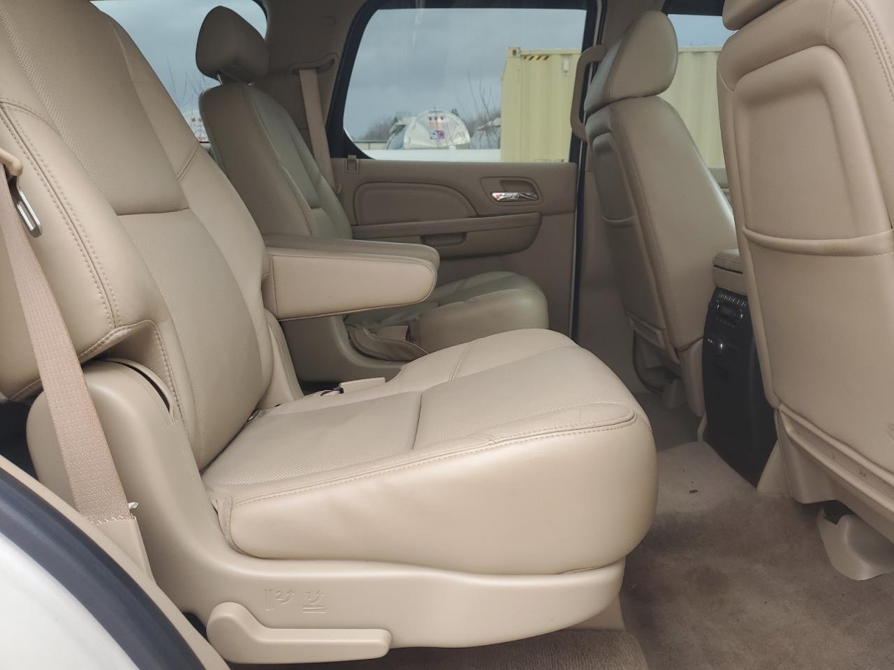 2009 Cadillac Escalade - Image 12