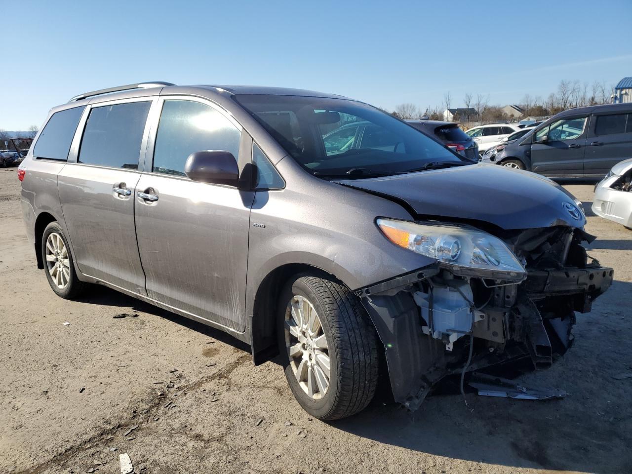 2017 Toyota Sienna - Image 4