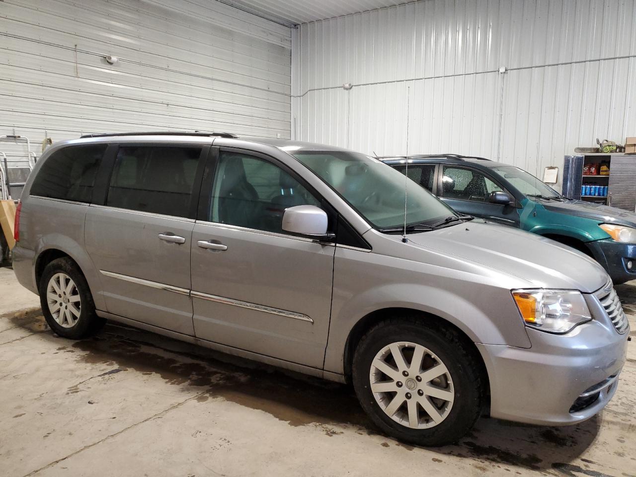 2016 Chrysler Town & Country - Image 4