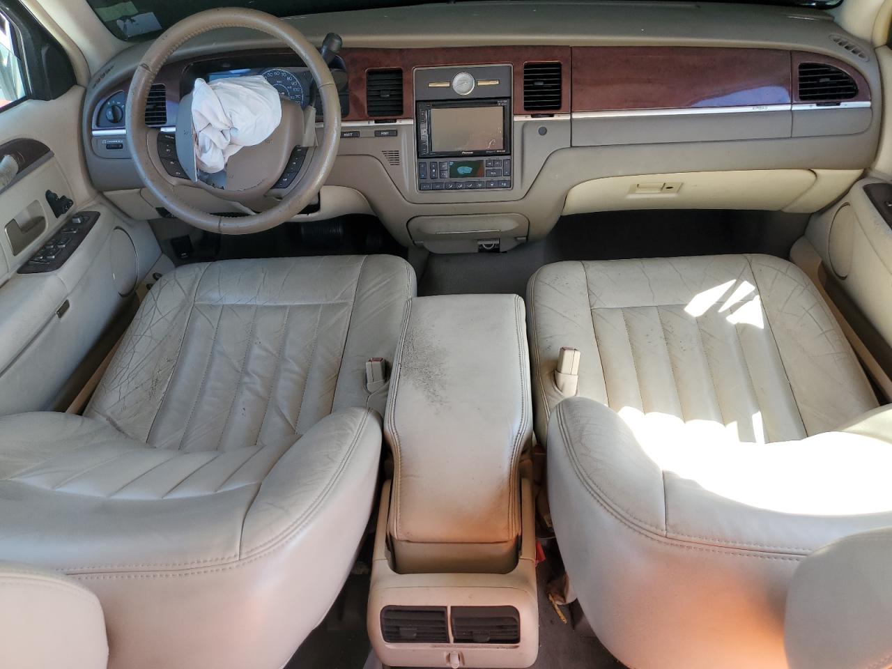 2005 Lincoln Town Car - Image 8