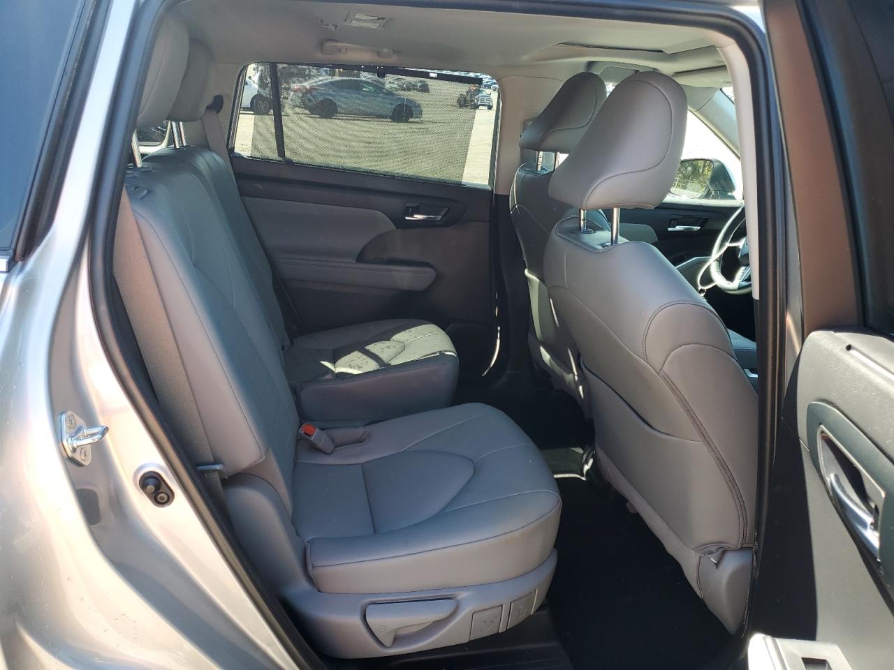 2022 Toyota Highlander - Image 10