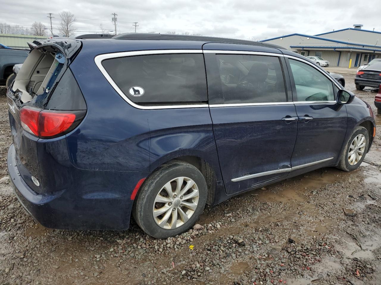 2017 Chrysler Pacifica - Image 3