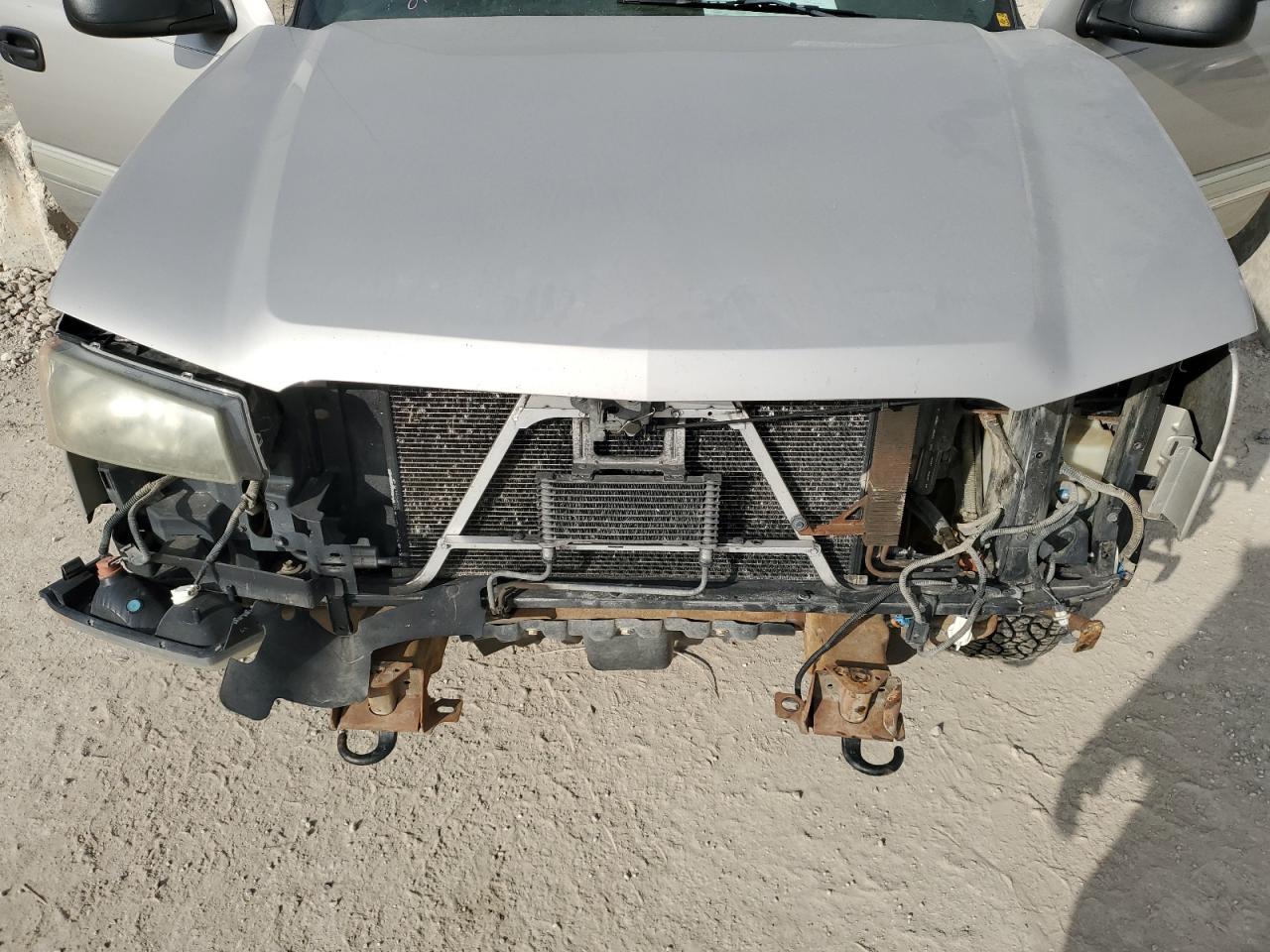 2004 Chevrolet Silverado - Image 11