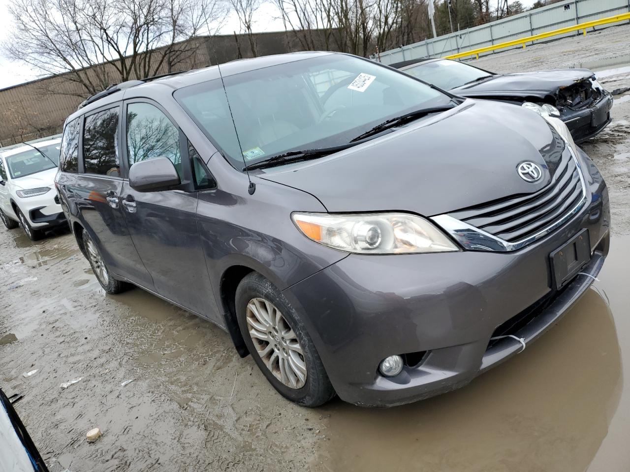 2013 Toyota Sienna - Image 4
