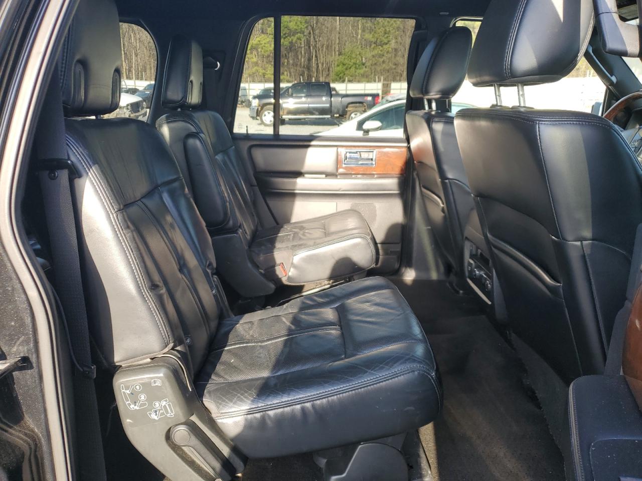 2015 Lincoln Navigator - Image 11