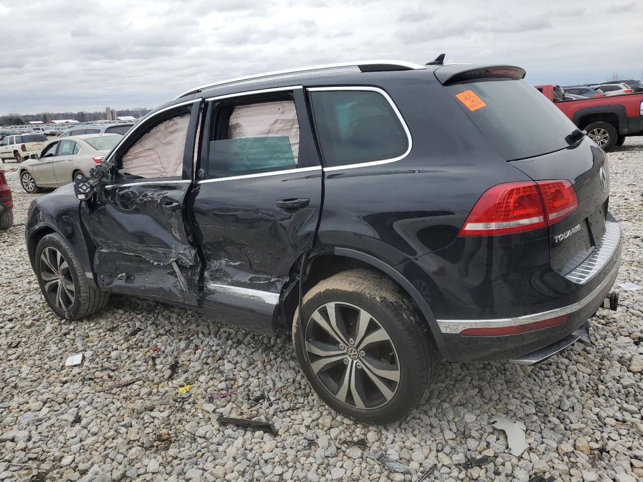 2017 Volkswagen Touareg - Image 2