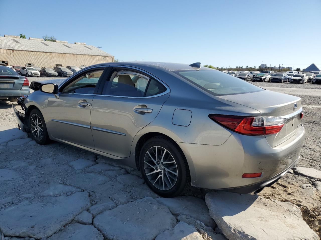2016 Lexus ES - Image 2