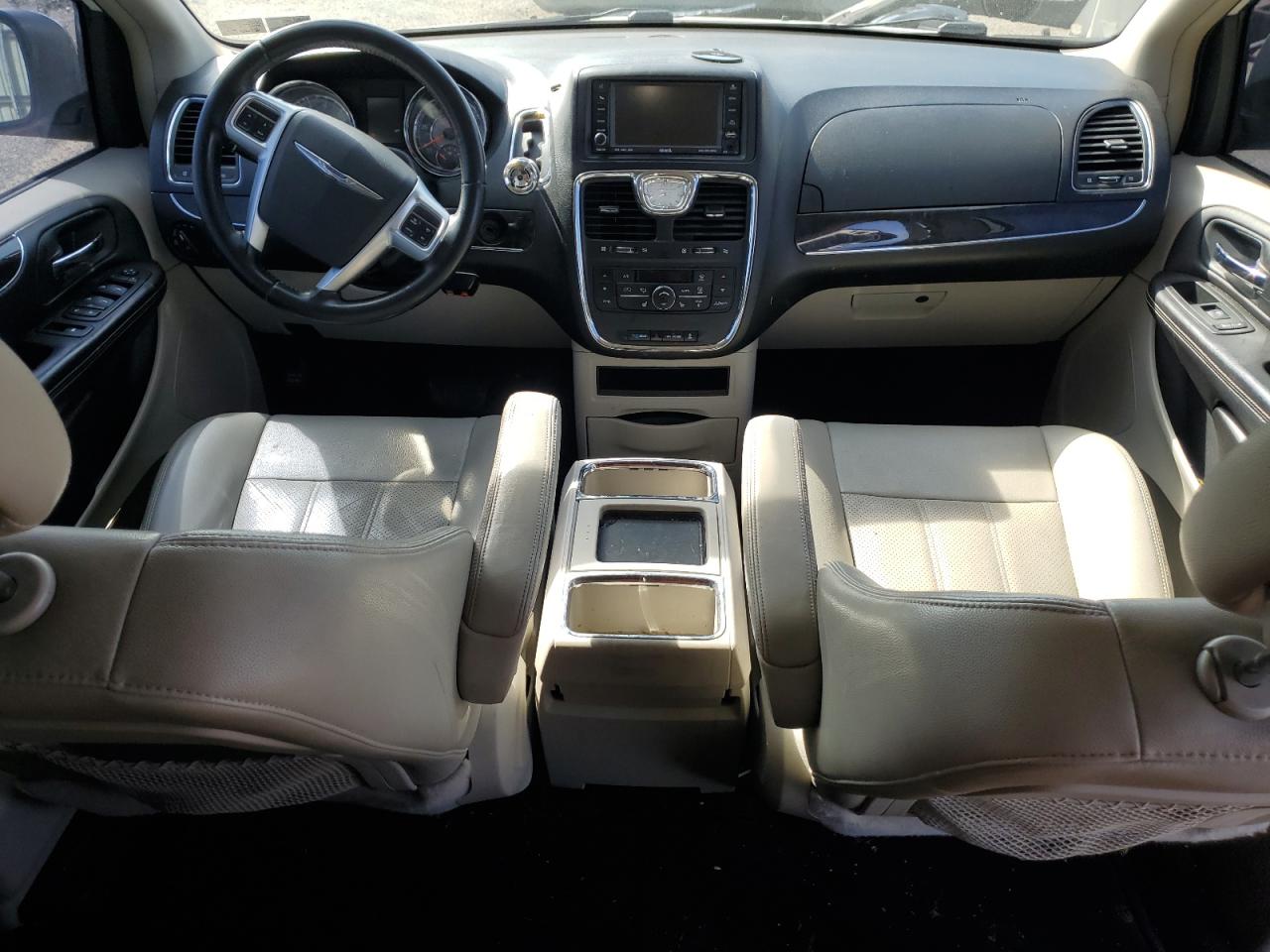 2011 Chrysler Town & Country - Image 8