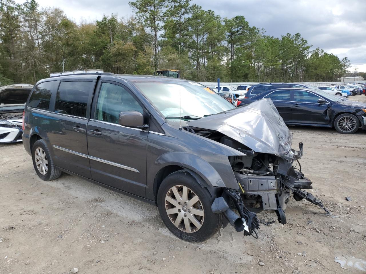2016 Chrysler Town & Country - Image 4