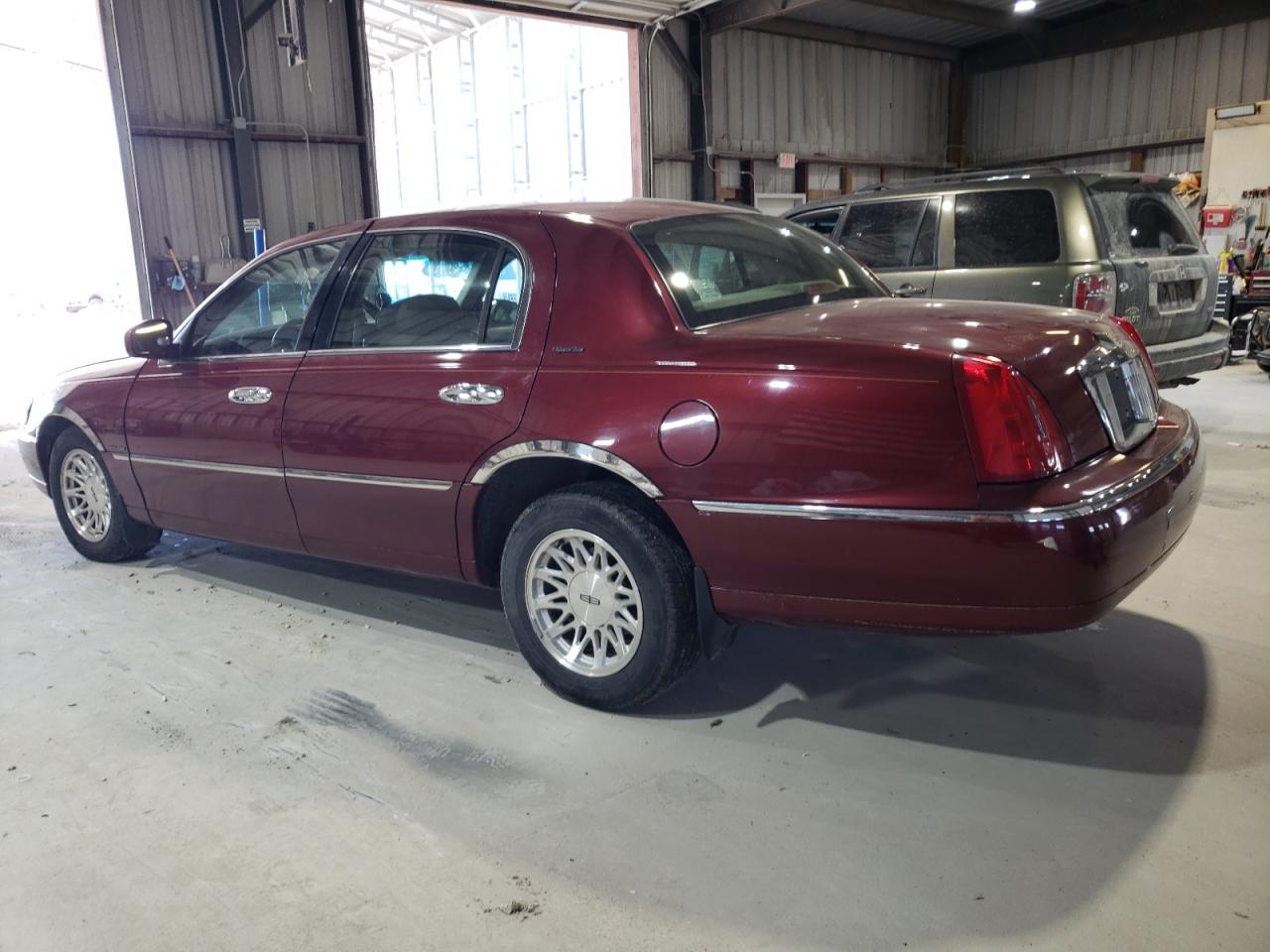 1999 Lincoln Town Car - Image 2