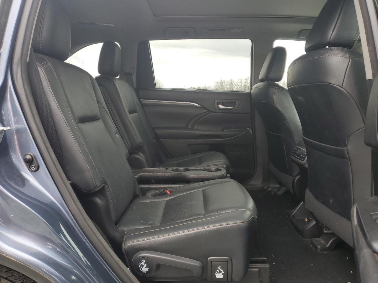 2017 Toyota Highlander - Image 11