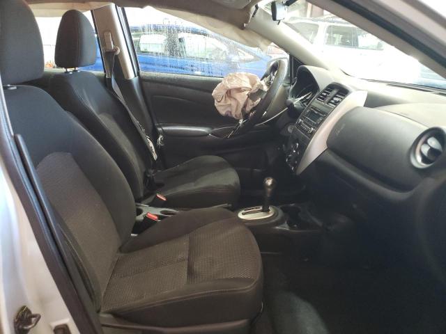  NISSAN VERSA 2017 Srebrny