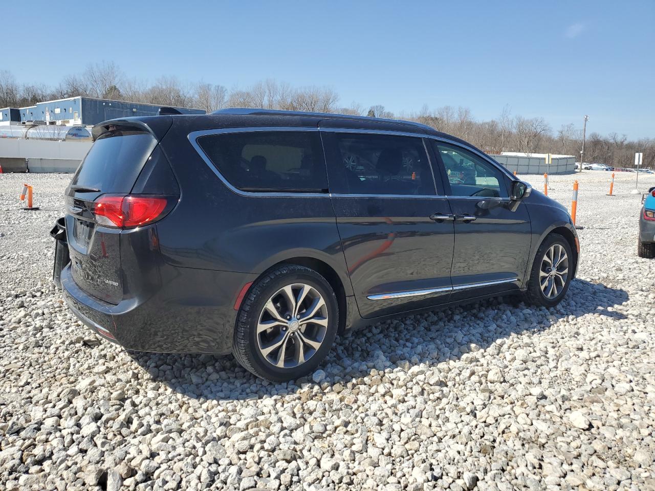 2017 Chrysler Pacifica - Image 3