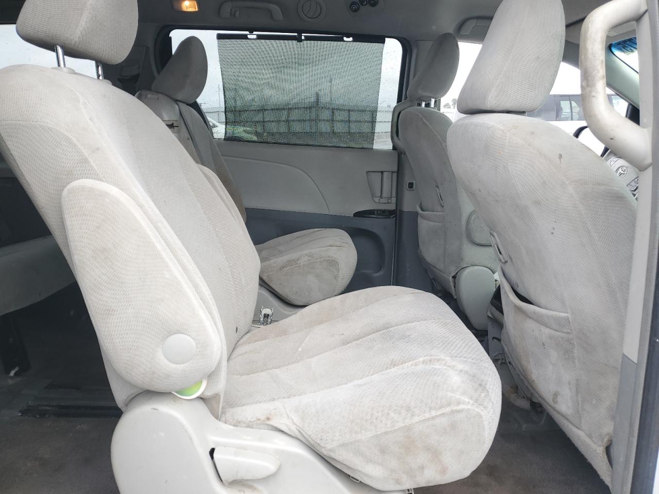2011 Toyota Sienna - Image 11