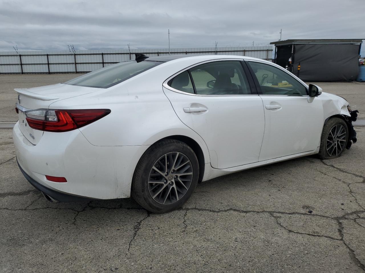 2016 Lexus ES - Image 3