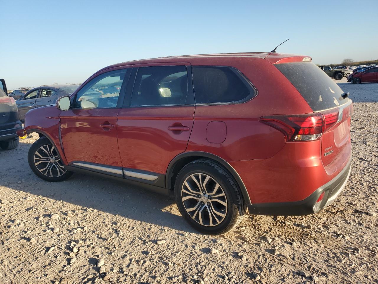 2016 Mitsubishi Outlander - Image 2