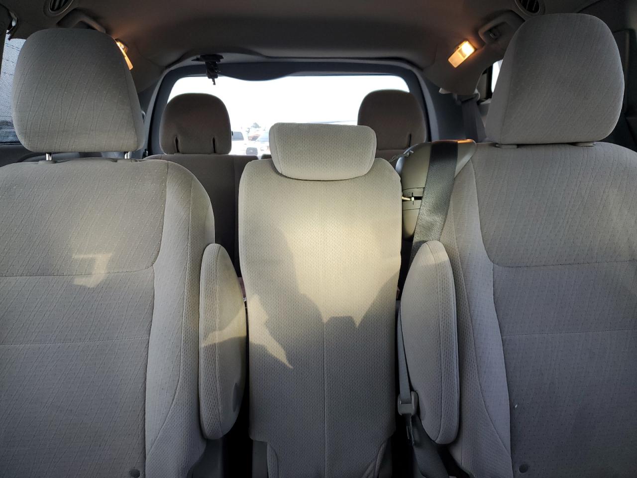 2015 Toyota Sienna - Image 10