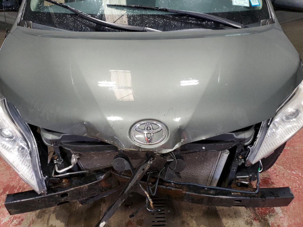 2013 Toyota Sienna - Image 12