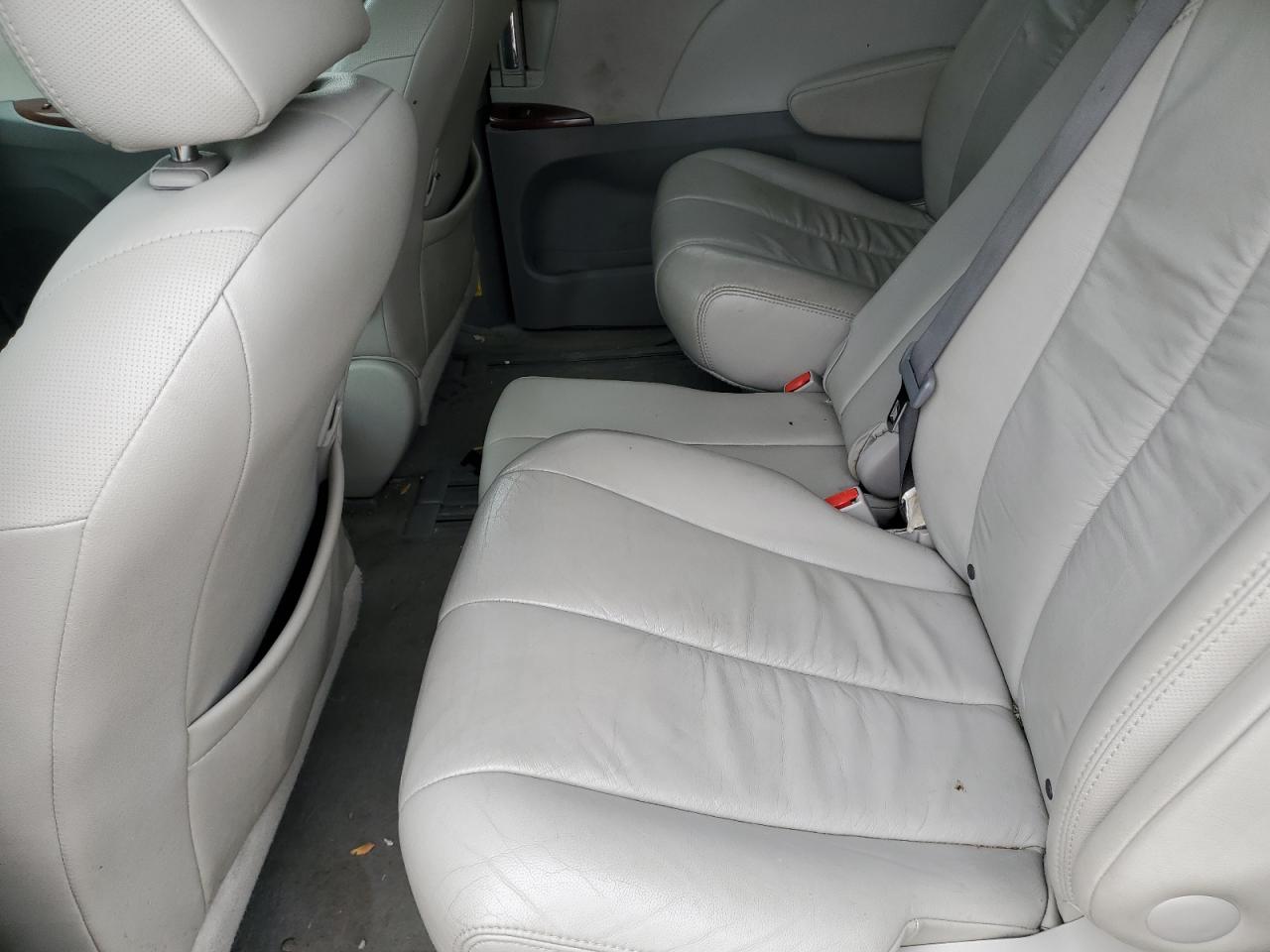 2011 Toyota Sienna - Image 11