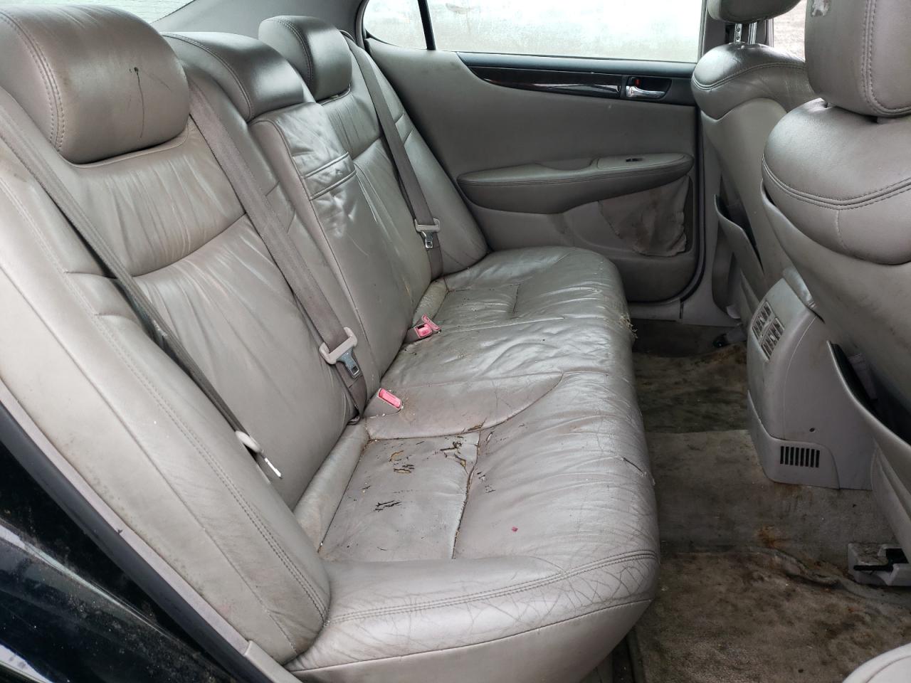 2004 Lexus ES - Image 10