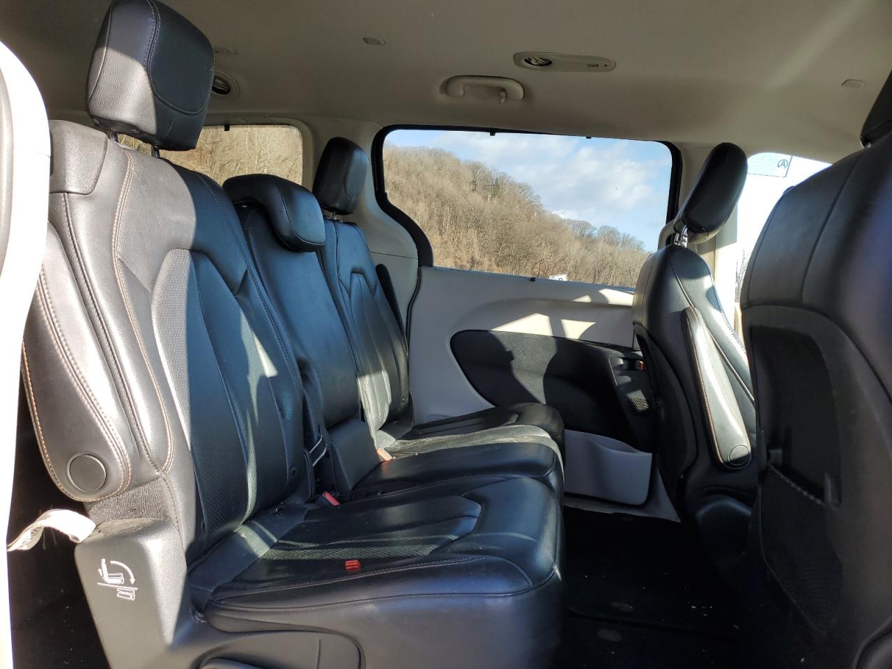 2019 Chrysler Pacifica - Image 11