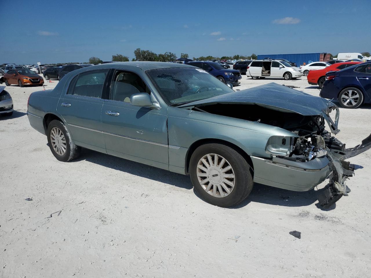 2005 Lincoln Town Car - Image 4