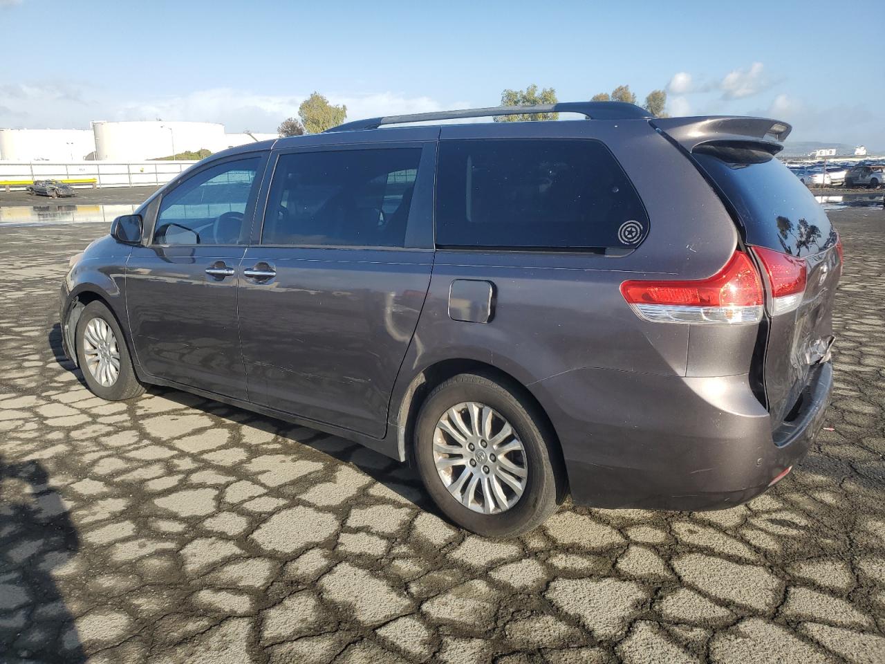 2013 Toyota Sienna - Image 2