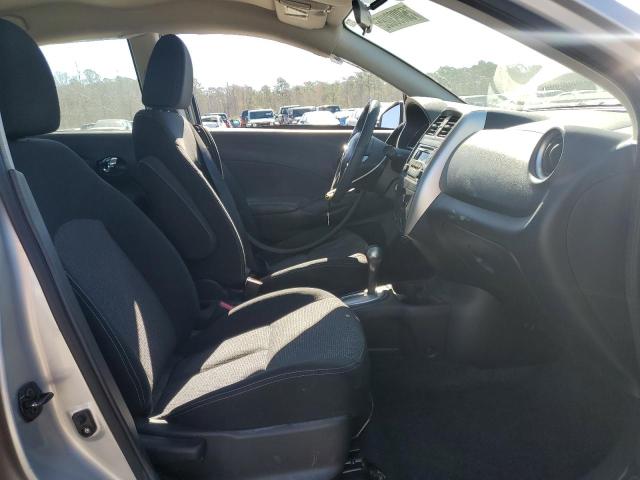 Sedans NISSAN VERSA 2016 Srebrny