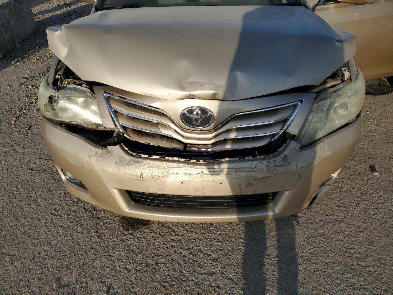 2010 Toyota Camry - Image 12