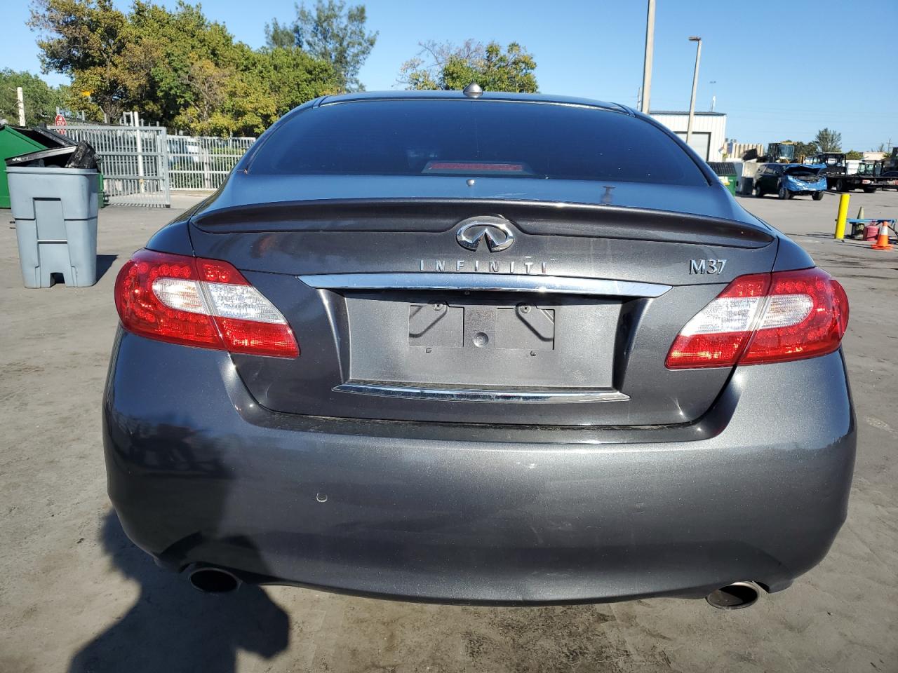 2011 Infiniti M - Image 6