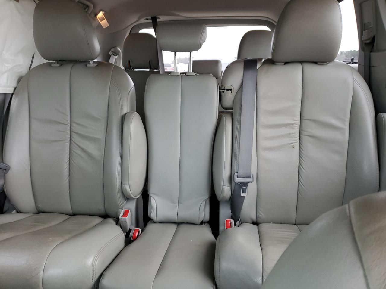 2013 Toyota Sienna - Image 10