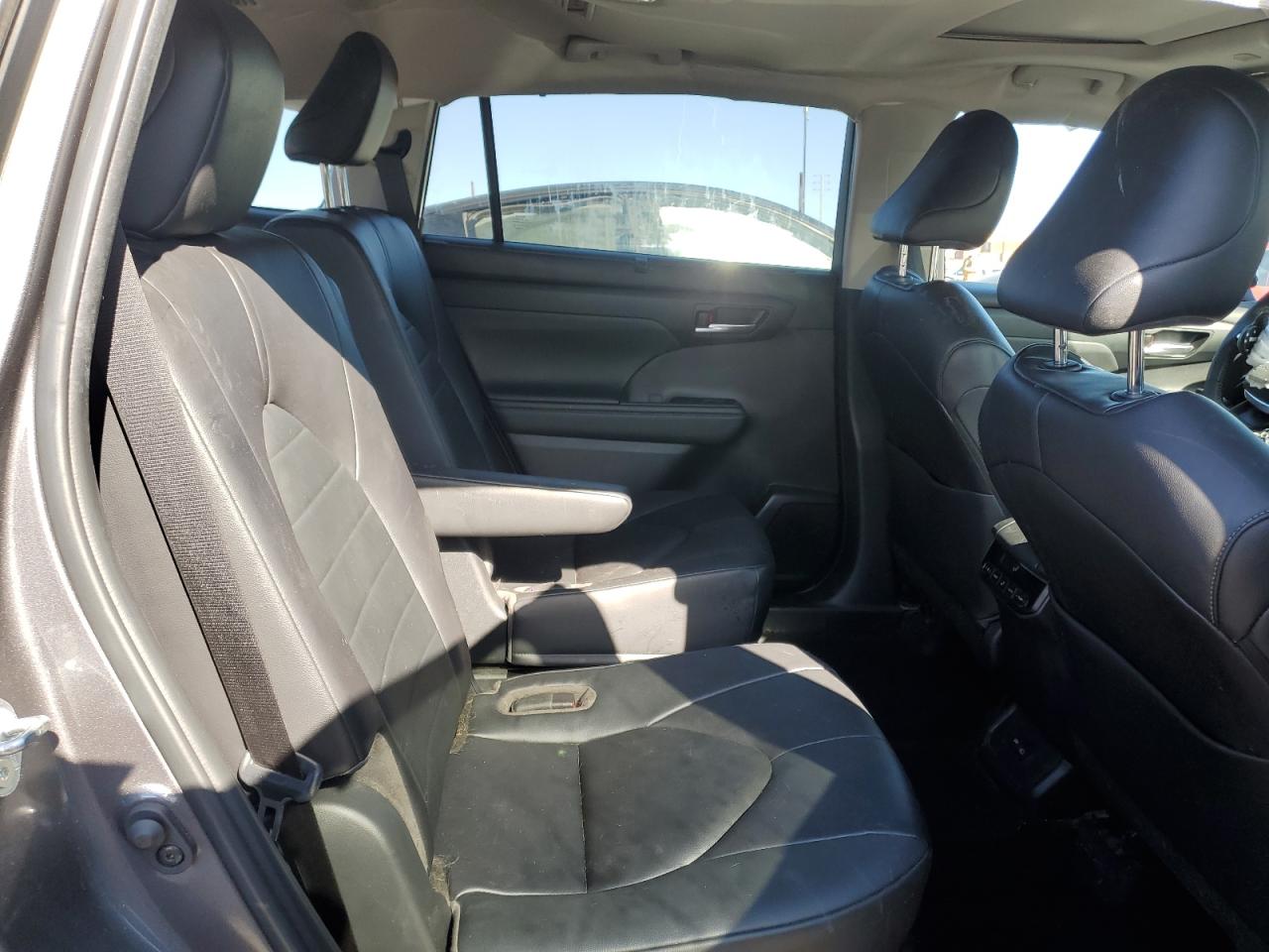 2023 Toyota Highlander - Image 11