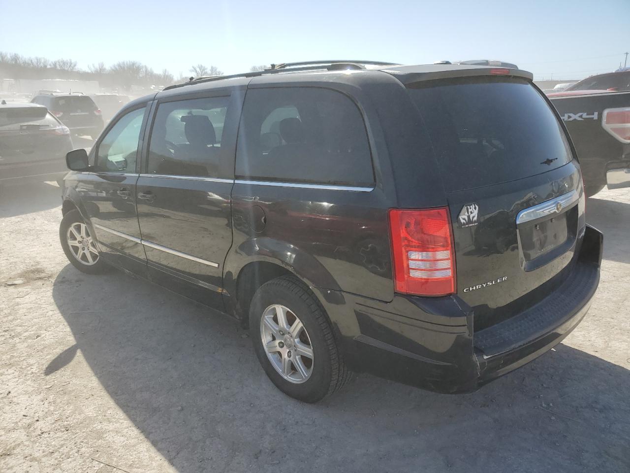 2009 Chrysler Town & Country - Image 2