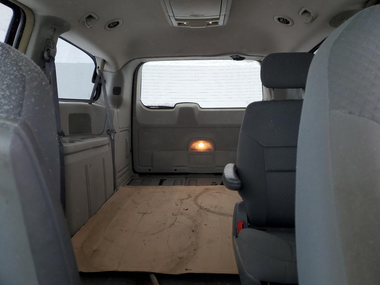 2010 Chrysler Town & Country - Image 10