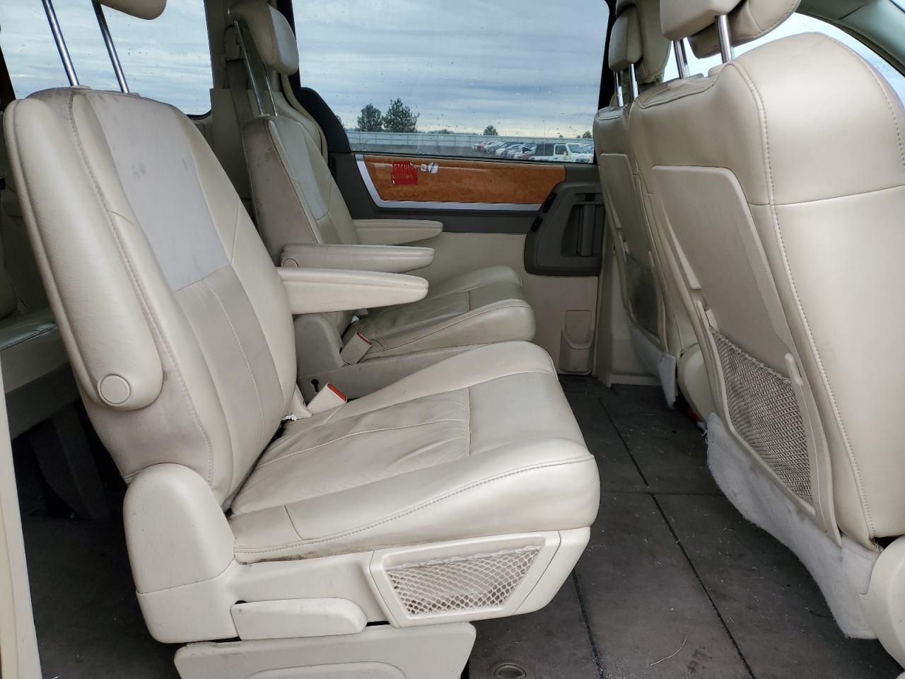 2010 Chrysler Town & Country - Image 11