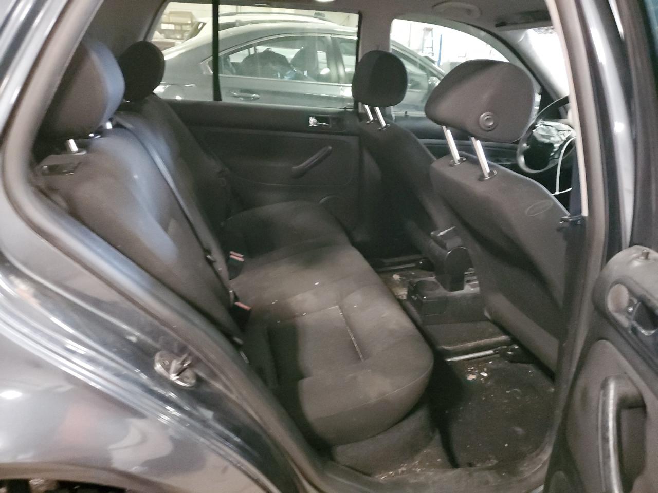 2004 Volkswagen Golf - Image 10