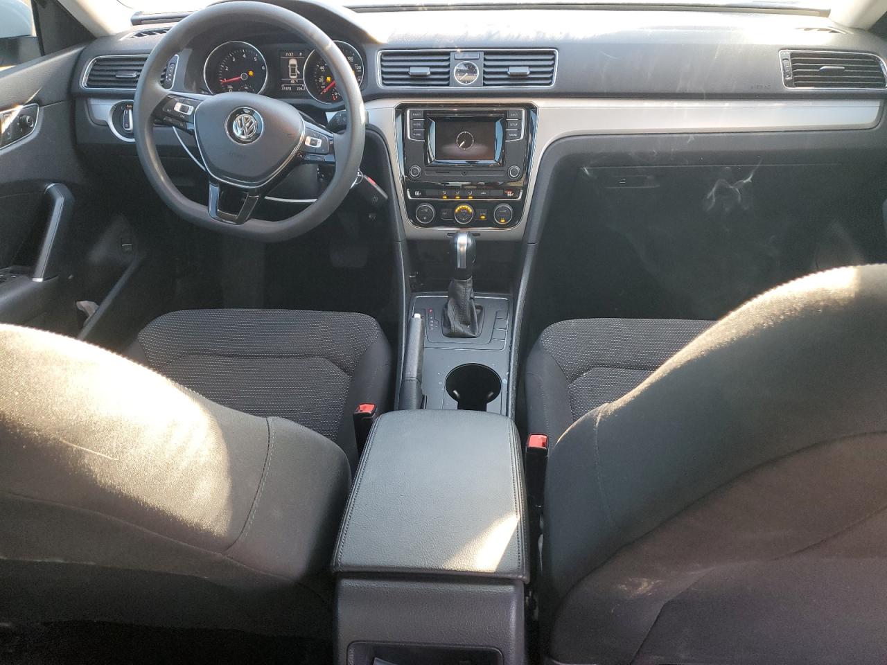 2017 Volkswagen Passat - Image 8