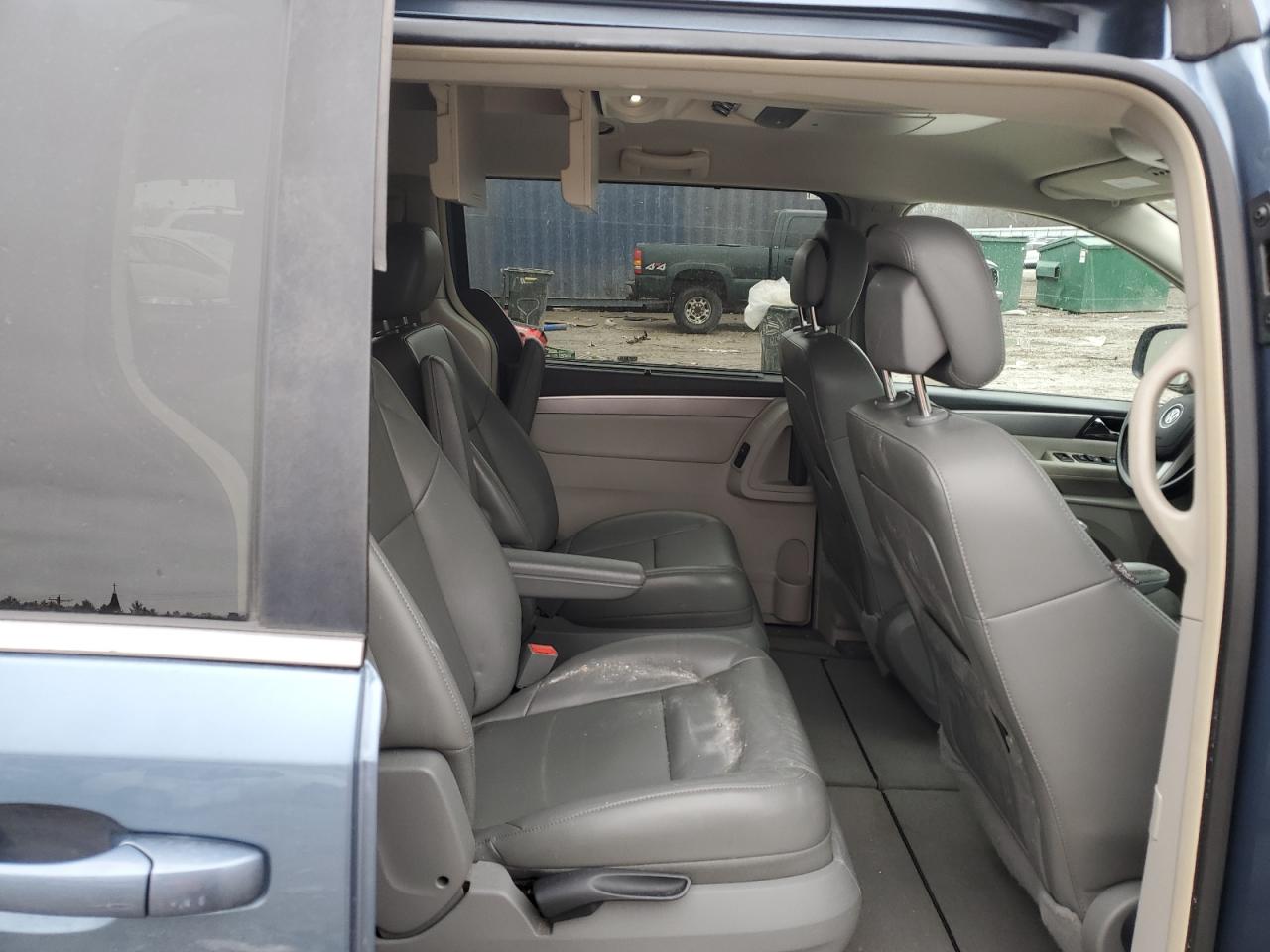 2011 Volkswagen Routan - Image 11