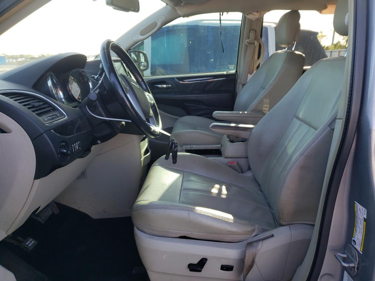 2013 Chrysler Town & Country - Image 7