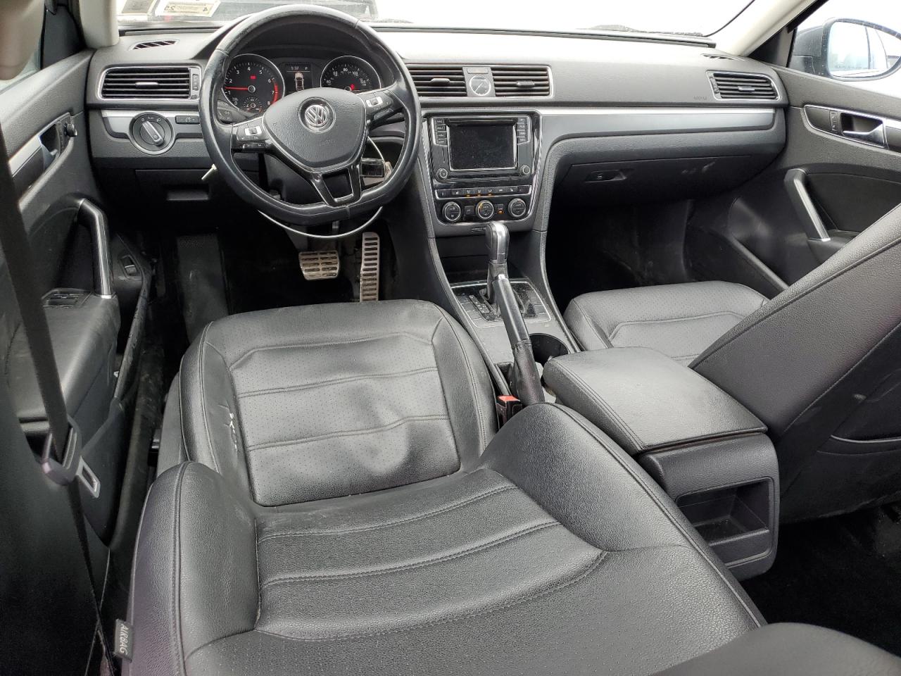 2017 Volkswagen Passat - Image 8