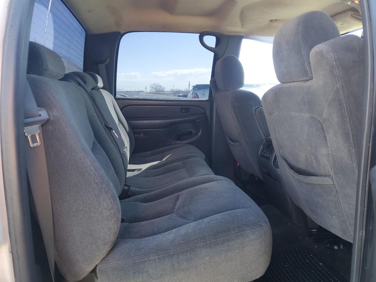 2005 Chevrolet Silverado - Image 10