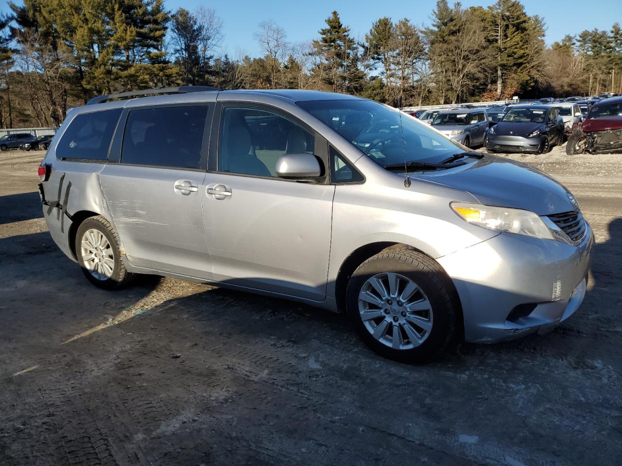2013 Toyota Sienna - Image 4
